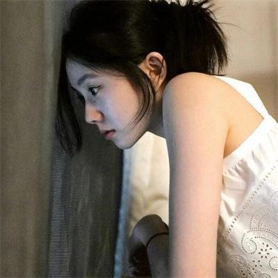 泳池里的男孩